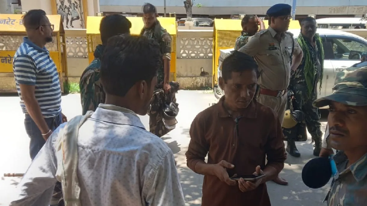 नक्सल पीड़ित परिवार ने विधानसभा अध्यक्ष से मांगी मदद