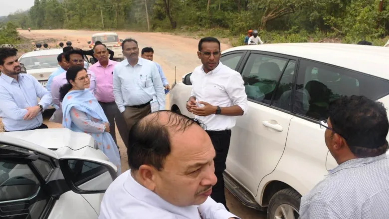 पीडब्ल्यूडी सचिव मुकेश कुमार बंसल ने नाराजगी जताई और ठेकेदारों को ब्लैक-लिस्ट करने के निर्देश दिए।