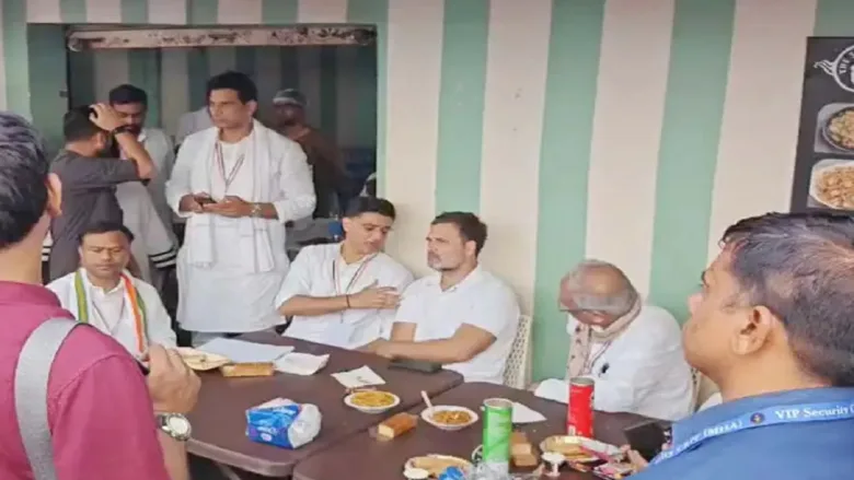 रायपुर में कांग्रेस के प्रशिक्षण शिविर के बाद एयरपोर्ट लौटते समय नवा रायपुर के मैगी पॉइंट पर रुके राहुल गांधी।