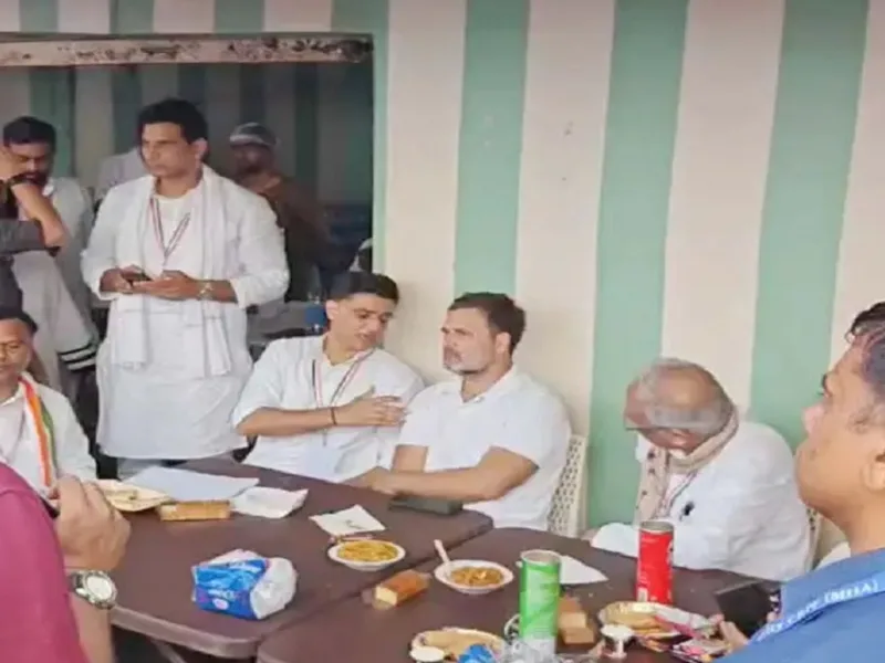 रायपुर एयरपोर्ट जाते समय अचानक मैगी पॉइंट पर रुके राहुल गांधी, आम लोगों की तरह बैठकर खाई मैगी और चाय, तस्वीरें वायरल
