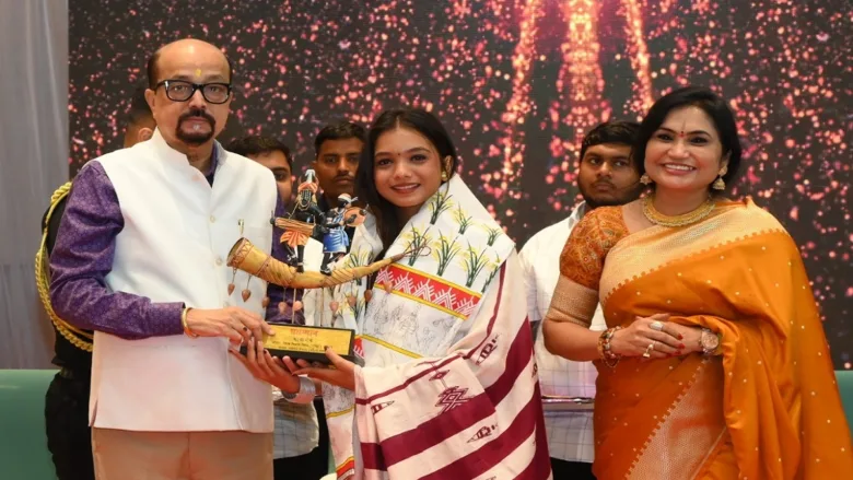 राज्यपाल रमेन डेका ने राष्ट्रीय और अंतर्राष्ट्रीय पुरस्कार विजेता छत्तीसगढ़ी डॉक्यूमेंट्री फिल्मों के निर्माताओं को सम्मानित किया।