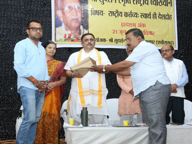 ‘स्वार्थी व्यक्ति देश को कमजोर करता है’: RSS विचारक मुकुल कानिटकर का बड़ा बयान, भ्रष्टाचार से मुक्ति के लिए समाज से की यह खास अपील