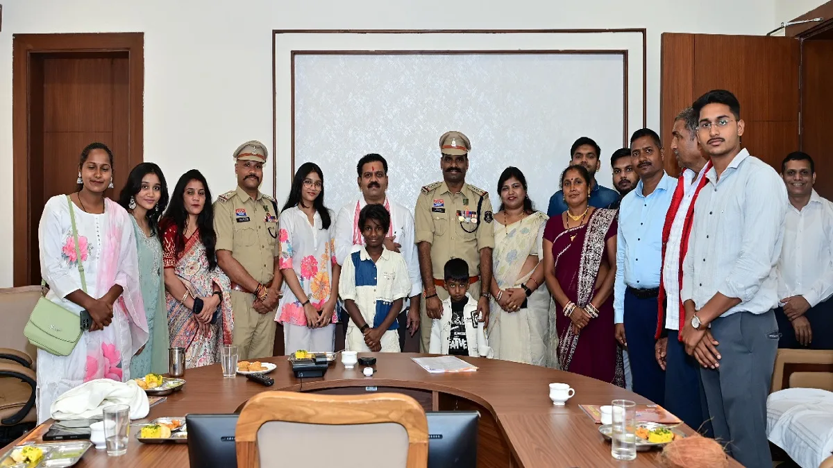 शौर्य चक्र विजेता वीर जवानों और उनके परिजनों से मुलाकात करते उप मुख्यमंत्री विजय शर्मा।