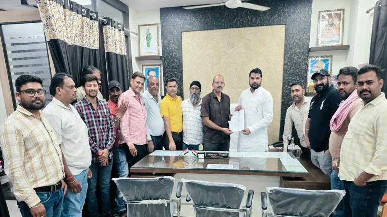 ठेकेदारों ने खोला मोर्चा, नए नियमों और अटके भुगतानों पर नेता प्रतिपक्ष के पास पहुंचे