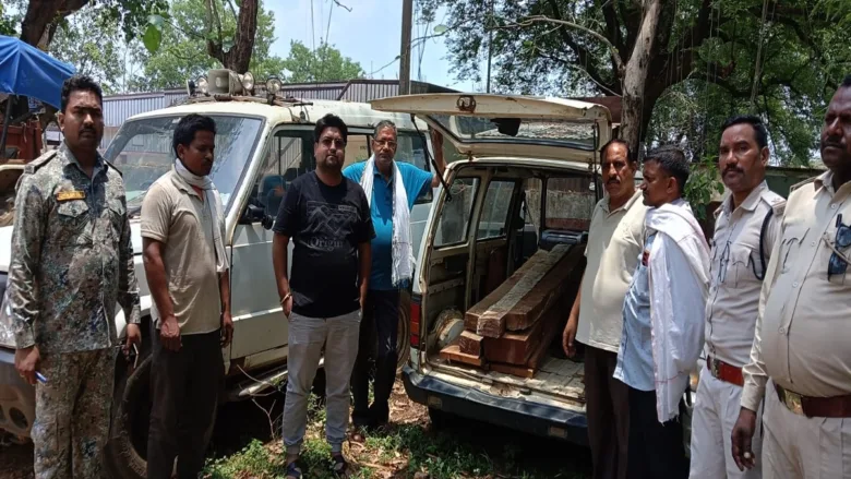 वन विभाग की बड़ी कार्रवाई, अवैध साल लकड़ी और वैन जब्त