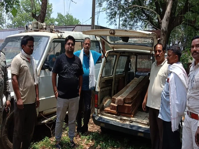 आधी रात को फिल्मी अंदाज में घेराबंदी: वैन छोड़कर भागा तस्कर, वन विभाग ने जब्त की कीमती साल लकड़ी