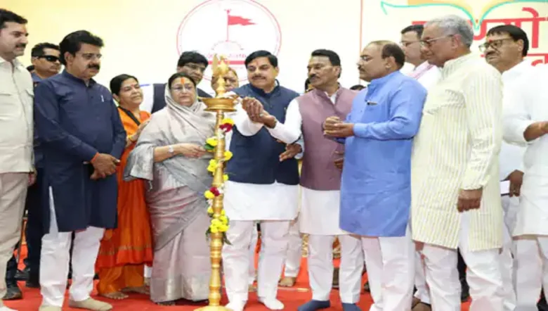 इंदौर के कन्वेंशन हॉल में दीप प्रज्ज्वलित करते मुख्यमंत्री डॉ. मोहन यादव और उनके साथ बैठे वरिष्ठ अधिकारी