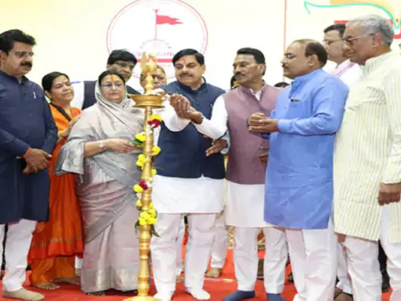 इंदौर के कन्वेंशन हॉल में दीप प्रज्ज्वलित करते मुख्यमंत्री डॉ. मोहन यादव और उनके साथ बैठे वरिष्ठ अधिकारी