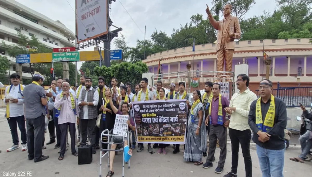 रायपुर के अम्बेडकर चौक पर NEET पेपर लीक और छात्रों की आत्महत्या के विरोध में कैंडल मार्च निकालते आम आदमी पार्टी के नेता व कार्यकर्ता।