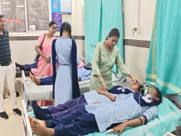 Rajnandgaon : प्रार्थना के दौरान मधुमक्खियों का हमला, मच गई अफरा-तफरी, 40 बच्चे घायल