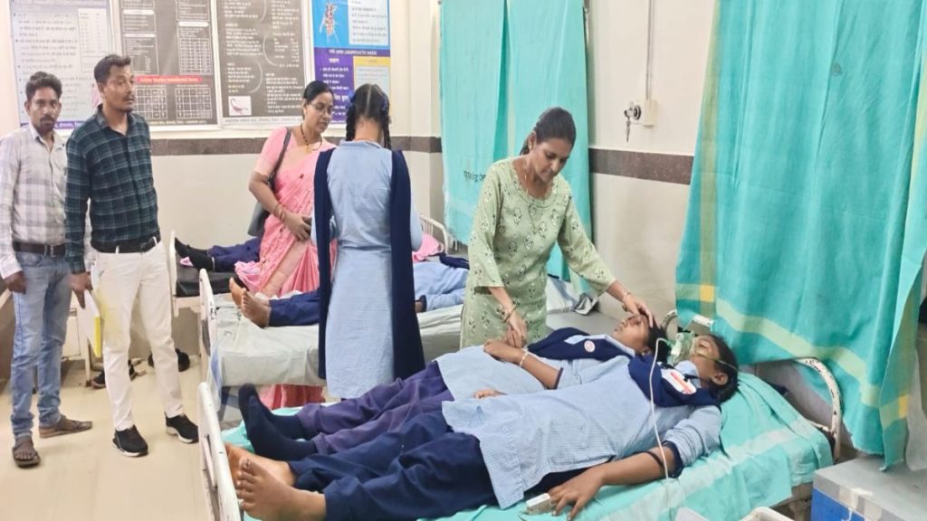 Rajnandgaon : प्रार्थना के दौरान मधुमक्खियों का हमला, मच गई अफरा-तफरी, 40 बच्चे घायल