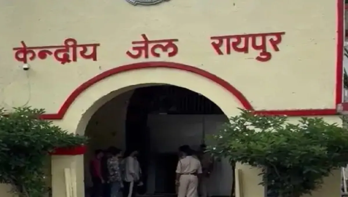केंद्रीय जेल रायपुर में बंदियों से मुलाकात व्यवस्था में सुरक्षा के मद्देनजर अस्थाई बदलाव किया गया है। कुछ दैनिक सामग्री अब जेल कैंटीन के जरिए ही उपलब्ध कराई जाएगी।