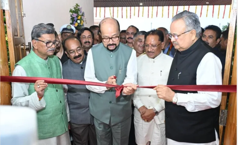 CG News: राज्यपाल रमेन डेका ने किया विधानसभा प्रेक्षागृह का लोकार्पण, धरमलाल कौशिक, राघवेंद्र कुमार सिंह उत्कृष्ट विधायक, ये संसदीय पत्रकार भी सम्मानित