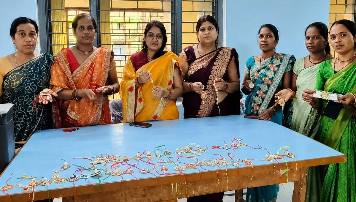 रक्षाबंधन पर छत्तीसगढ़ के गौरेला-पेंड्रा-मरवाही जिले के प्रसिद्ध विष्णु भोग चावल से आकर्षक राखियां बनाई जा रही हैं।
