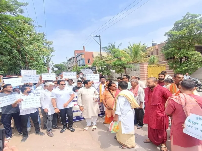 बिजली संकट पर कांग्रेस का अनोखा विरोध, ट्रांसफार्मर की पूजा कर मांगी राहत