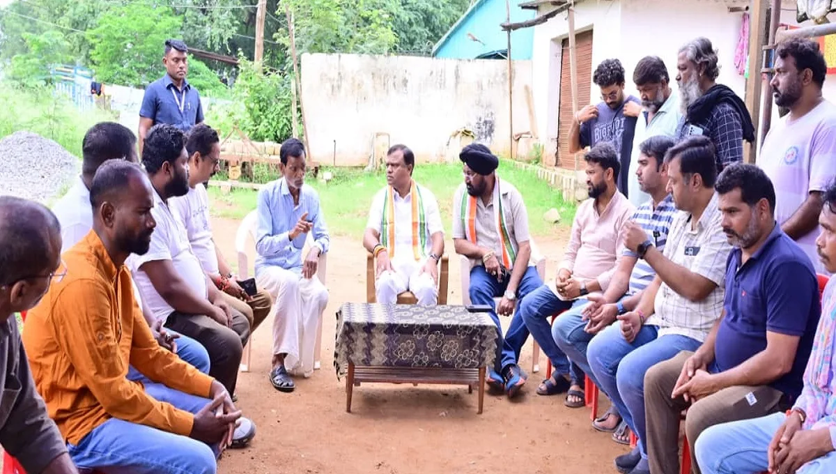 प्रदेश कांग्रेस अध्यक्ष दीपक बैज ने जगदलपुर में नीट परीक्षा के परिणाम के बाद आत्महत्या करने वाली छात्रा के परिजनों से मुलाकात कर सांत्वना देते।