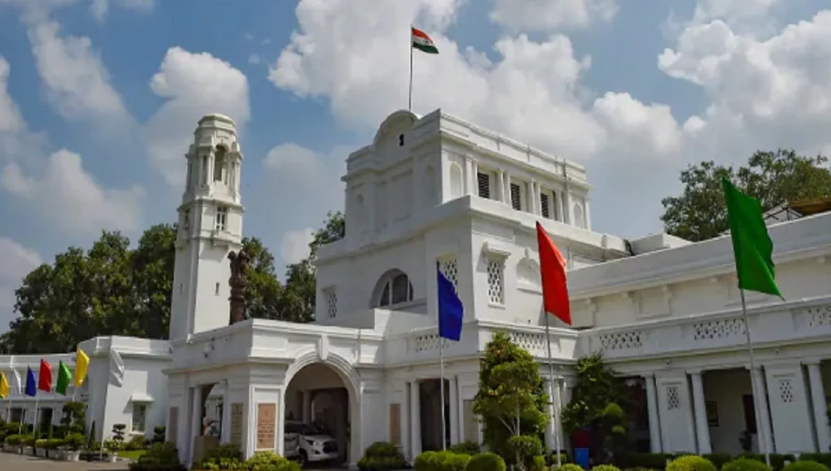 दिल्ली कैबिनेट ने 'दिल्ली लक्ष्मी योजना' को मंजूरी दे दी है। इसके तहत महिलाओं को हर महीने ₹2,500 की सम्मान राशि मिलेगी