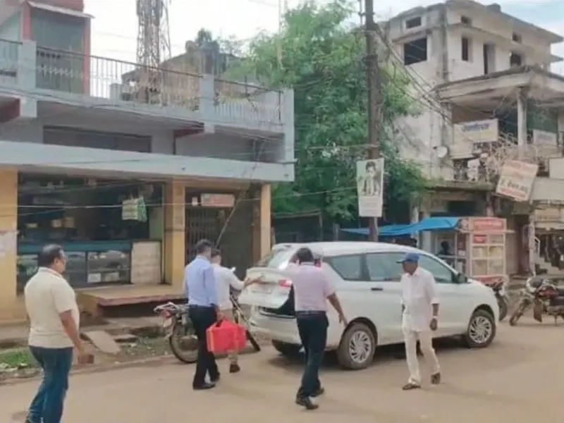 Dhamtari EOW Action: धमतरी के मेडिकल प्रतिष्ठान में EOW की जांच, 2004 की योजनाओं से जुड़े दस्तावेज खंगाले