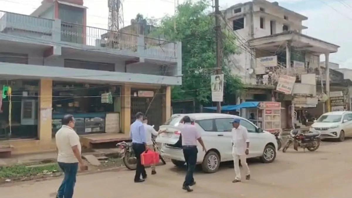EOW team investigating medical store in Dhamtari Chhattisgarh