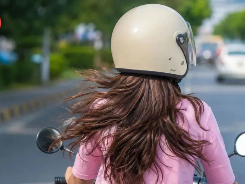 Hair Care Tips: क्या हेलमेट में होता है बालों को नुकसान? इन 5 आसान आदतों से स्कैल्प को रखें फ्रेश और हेल्दी
