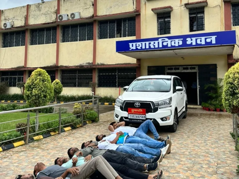 कृषि विश्वविद्यालय: छात्रावास की छत का प्लास्टर गिरने से छात्र घायल, कुलपति की गाड़ी के सामने लेटकर NSUI ने किया प्रदर्शन