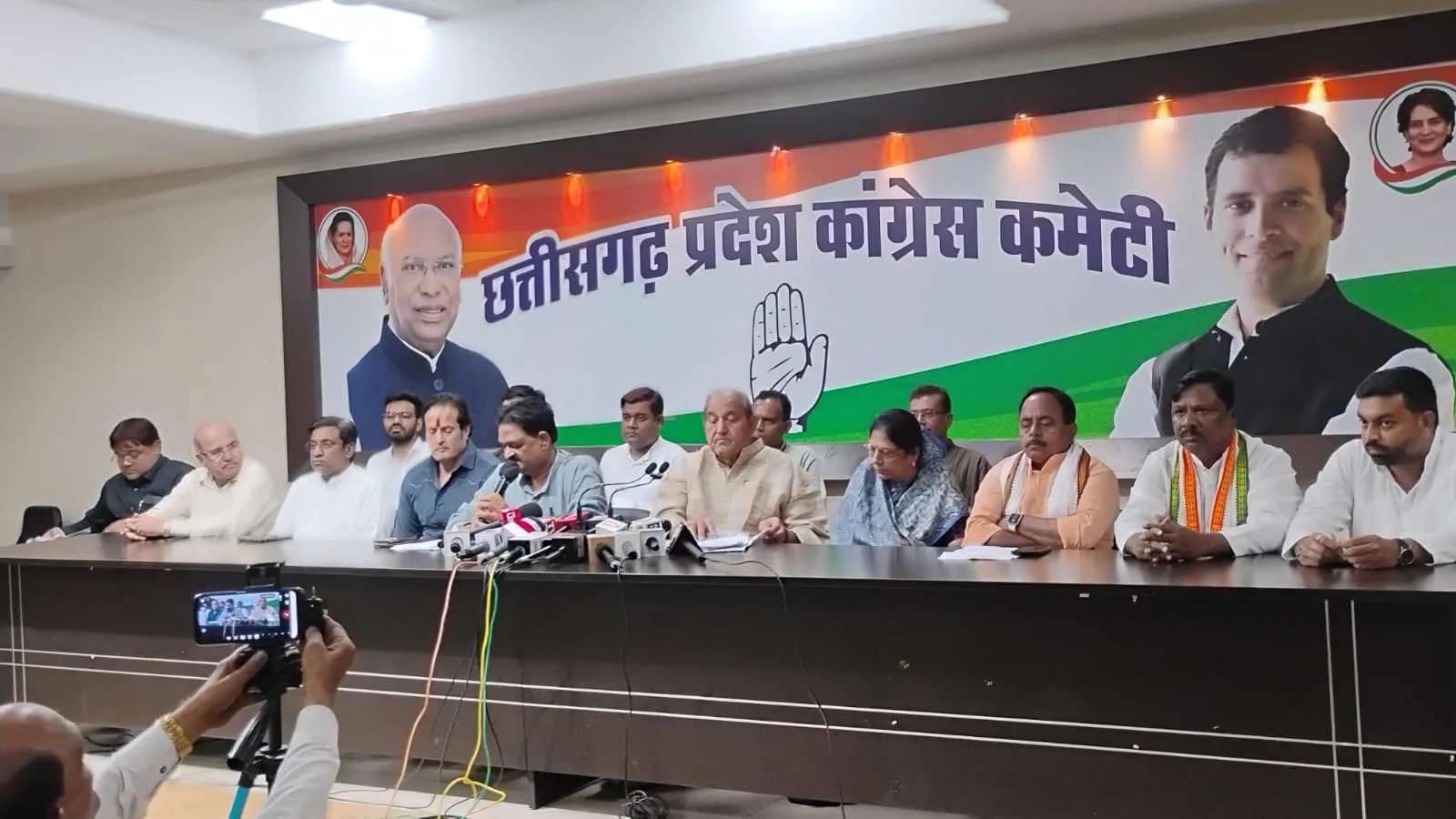 नकटी विस्थापन मामला : कांग्रेस ने भाजपा पर झूठ परोसने का लगाया आरोप, दस्तावेज प्रस्तुत कर बताया, विधायकों के लिए ही चिन्हित की गई थी जमीन