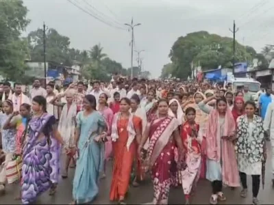 नक्सल हिंसा थमने के बाद अब जेलों में बंद आदिवासियों की रिहाई की उठने लगी मांग, हजारों ग्रामीणों ने रैली निकाल कर किया प्रदर्शन 