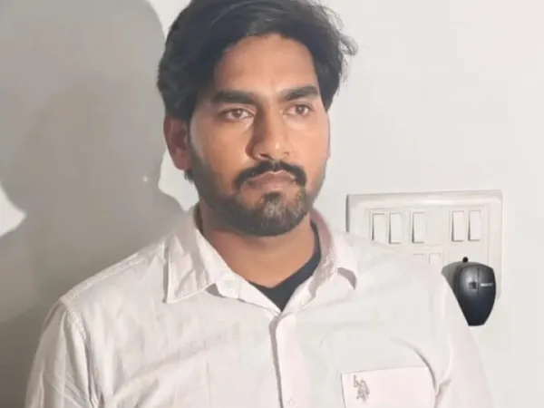 खुद को ‘केंद्रीय अधिकारी’ बताकर ऊंची पहुंच का करता था दावा, नौकरी-ट्रांसफर के नाम पर की लाखों की ठगी, पहुंचा सलाखों के पीछे