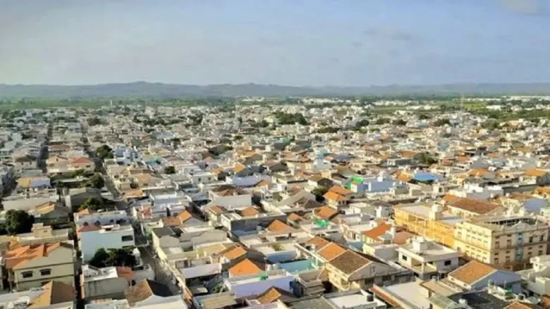 गुजरात के कच्छ जिले में स्थित भारत के सबसे अमीर गांव माधापार का दृश्य।