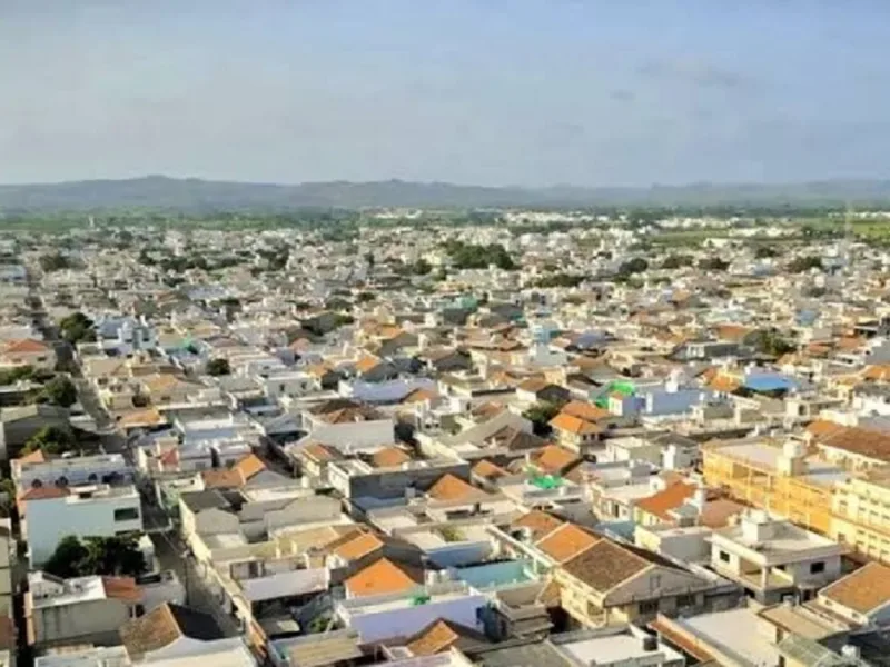गुजरात के कच्छ जिले में स्थित भारत के सबसे अमीर गांव माधापार का दृश्य।