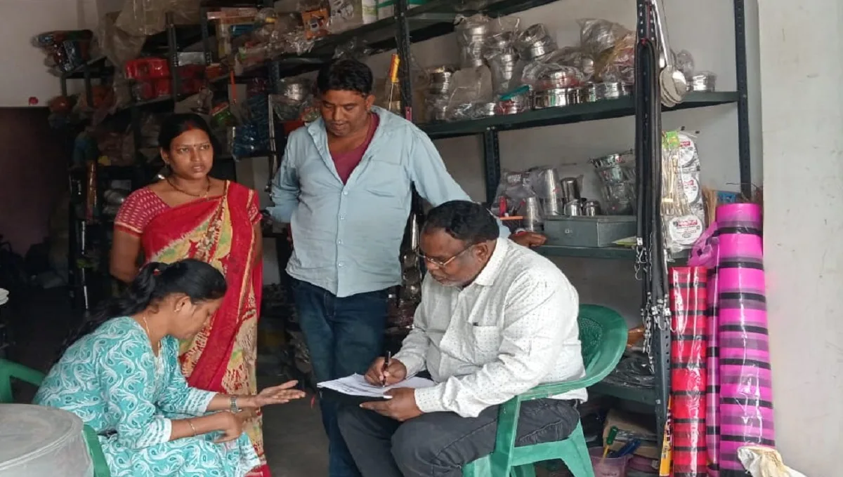 जशपुर के लोदाम में सीएम हेल्पलाइन 1076 पर मिली शिकायत के बाद खाद्य विभाग ने एक बर्तन दुकान पर छापा मारकर 13 अवैध घरेलू एलपीजी गैस सिलेंडर जब्त किए