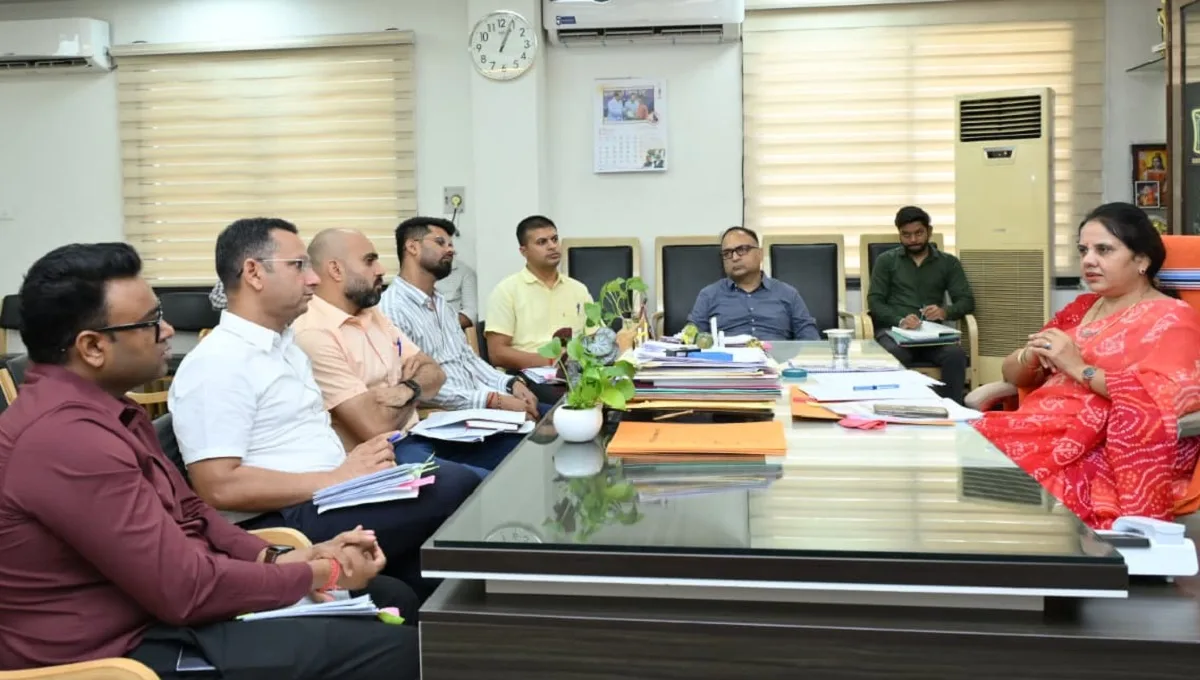 रायपुर नगर पालिक निगम की महापौर मीनल चौबे ने नगर निगम मुख्यालय स्थित नगर निवेश विभाग के अधिकारियों की एक अहम समीक्षा बैठक ली।