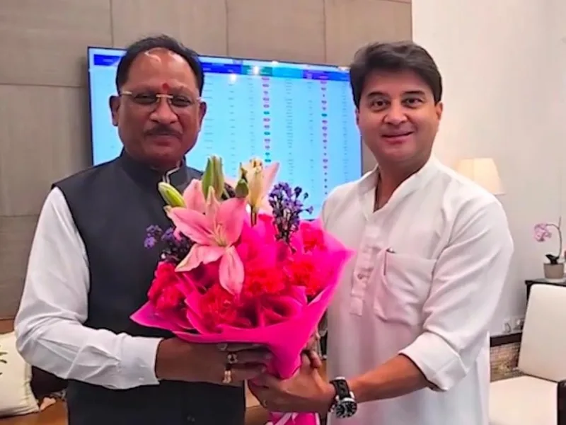 Chief Minister Vishnu Deo Sai meeting Union Minister Jyotiraditya Scindia to discuss mobile tower expansion in Chhattisgarh