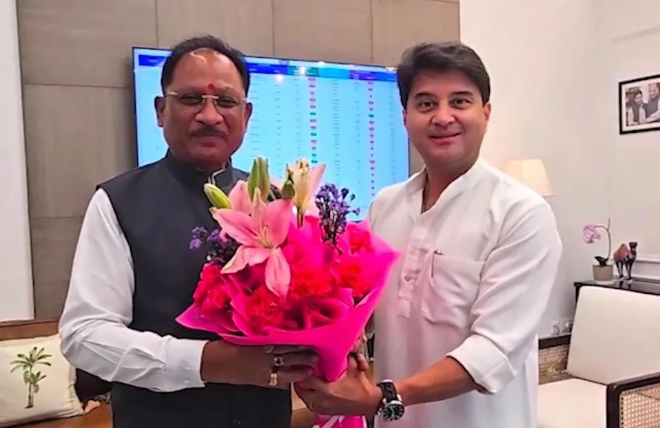 Chief Minister Vishnu Deo Sai meeting Union Minister Jyotiraditya Scindia to discuss mobile tower expansion in Chhattisgarh