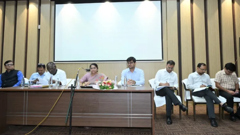 नगरीय प्रशासन सचिव आर. शंगीता ने रायपुर नगर निगम की समीक्षा बैठक ली
