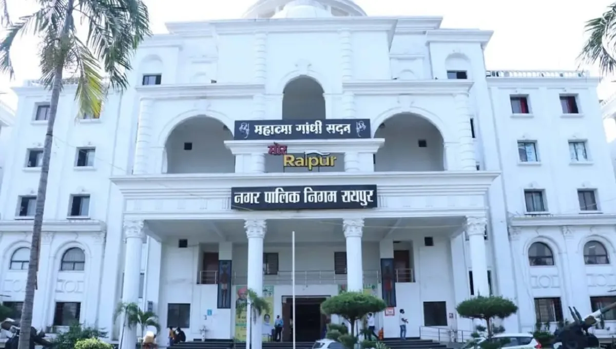रायपुर नगर निगम आयुक्त संबित मिश्रा ने अधिकारियों को सौंपे अतिरिक्त प्रभार