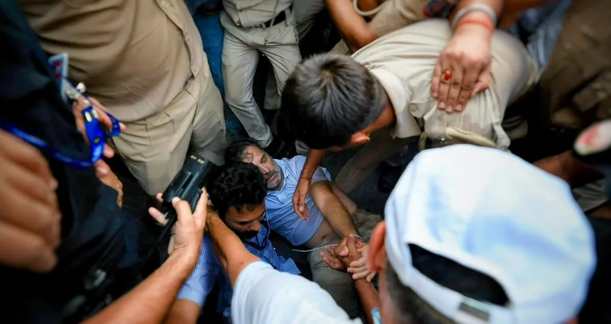 Rahul Gandhi and Priyanka Gandhi during protest near Prime Minister's residence in New Delhi