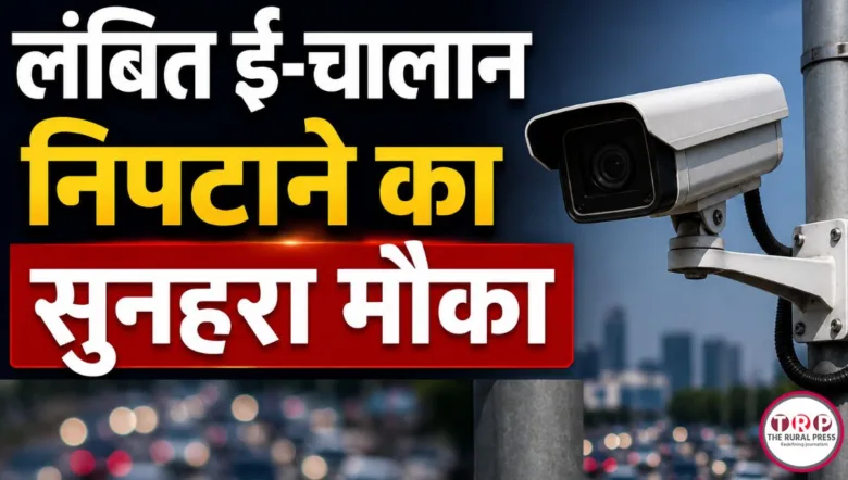 रायपुर यातायात पुलिस थाने के बाहर खड़ी गाड़ियाँ और ई-चालान प्रक्रिया की फाइल देखते पुलिस अधिकारी