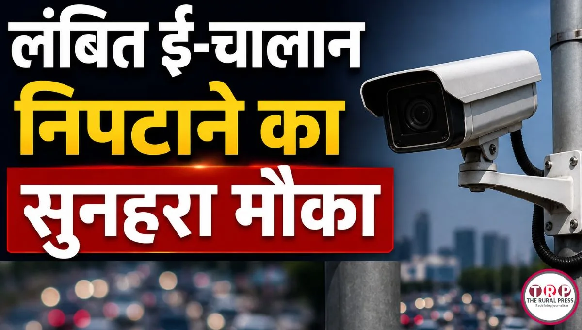रायपुर यातायात पुलिस थाने के बाहर खड़ी गाड़ियाँ और ई-चालान प्रक्रिया की फाइल देखते पुलिस अधिकारी