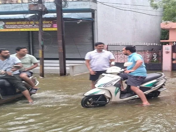 Raipur Rain: रायपुर में 30 मिनट की बारिश ने खोली नगर निगम की पोल, सड़कों पर तैरने लगा विकास