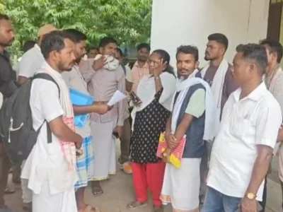 Dantewada : सरपंच की बर्खास्तगी पर बवाल, पद से हटाए गए दिनेश मरकाम के समर्थन में उमड़े ग्रामीण,प्रशासन से पुनर्विचार की मांग