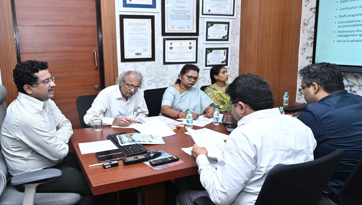 नवा रायपुर अटल नगर स्थित महानदी भवन में आयोजित इस बैठक में विभाग की प्रमुख परियोजनाओं एवं गतिविधियों के क्रियान्वयन की प्रगति का आकलन किया गया, जिसकी अध्यक्षता प्रमुख सचिव सोनमणि बोरा ने की