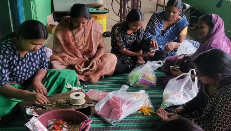छत्तीसगढ़ के रायगढ़ में बिहान योजना के तहत स्व-सहायता समूह की दीदियों ने बनाई खास बीज राखियां