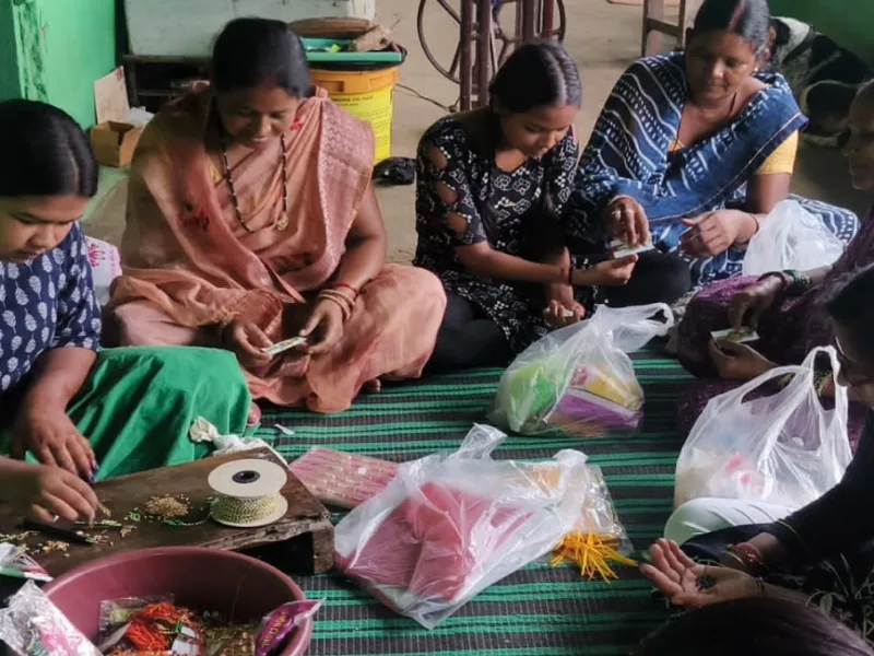छत्तीसगढ़ के रायगढ़ में बिहान योजना के तहत स्व-सहायता समूह की दीदियों ने बनाई खास बीज राखियां
