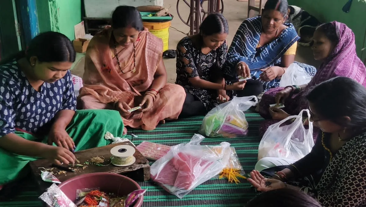 छत्तीसगढ़ के रायगढ़ में बिहान योजना के तहत स्व-सहायता समूह की दीदियों ने बनाई खास बीज राखियां