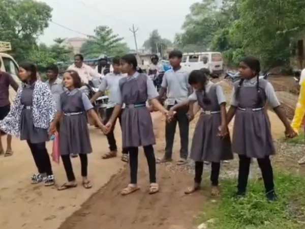 Students Block Road : शिक्षकों की कमी से नाराज पीएम श्री स्कूल के छात्रों का चक्का जाम, SDM कार्यालय के सामने “शिक्षक दो, तभी हटेंगे” का नारा