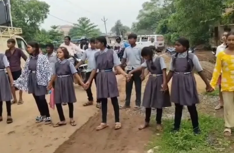 शिक्षकों की कमी से नाराज पीएम श्री स्कूल के छात्रों का चक्का जाम