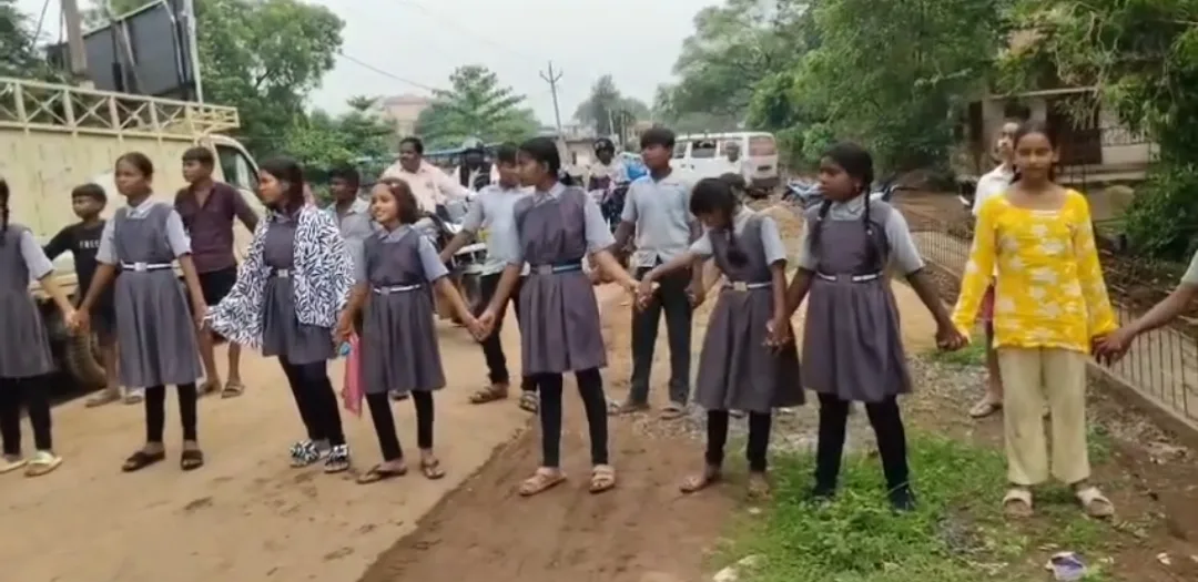 शिक्षकों की कमी से नाराज पीएम श्री स्कूल के छात्रों का चक्का जाम