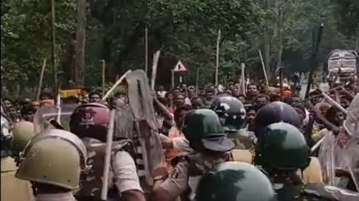 Police personnel injured after stone pelting during land acquisition dispute in Surajpur Chhattisgarh