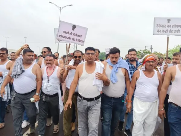 RAIPUR : विधानसभा का घेराव करने निकले PHE के ठेकेदार, लंबित भुगतान को लेकर किया अर्धनग्न प्रदर्शन